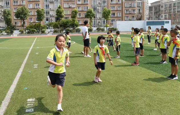 感悟劳动教育的深刻含义数学思想PK赛中家长与选拔出的学生同台竞技 感悟劳动教育的深刻含义数学思想PK赛中家长与选拔出的学生同台竞技