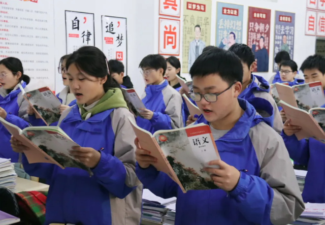 过早到校把本该属于孩子休息的时间变成了另一种隐性的教育内卷 过早到校把本该属于孩子休息的时间变成了另一种隐性的教育内卷